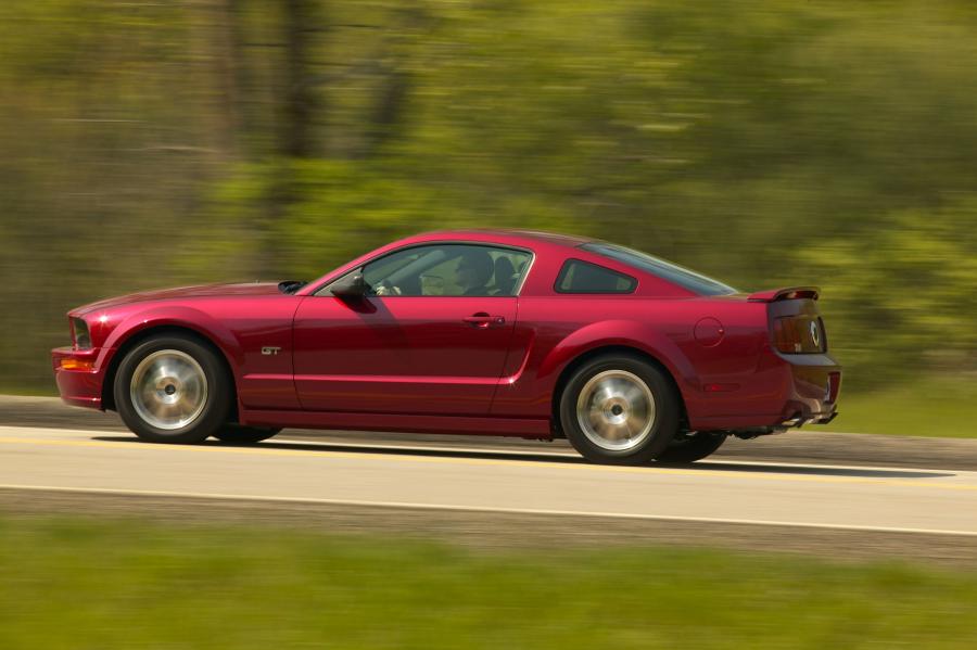  Ford Mustang GT 2005 года  (фото 102 из 209)